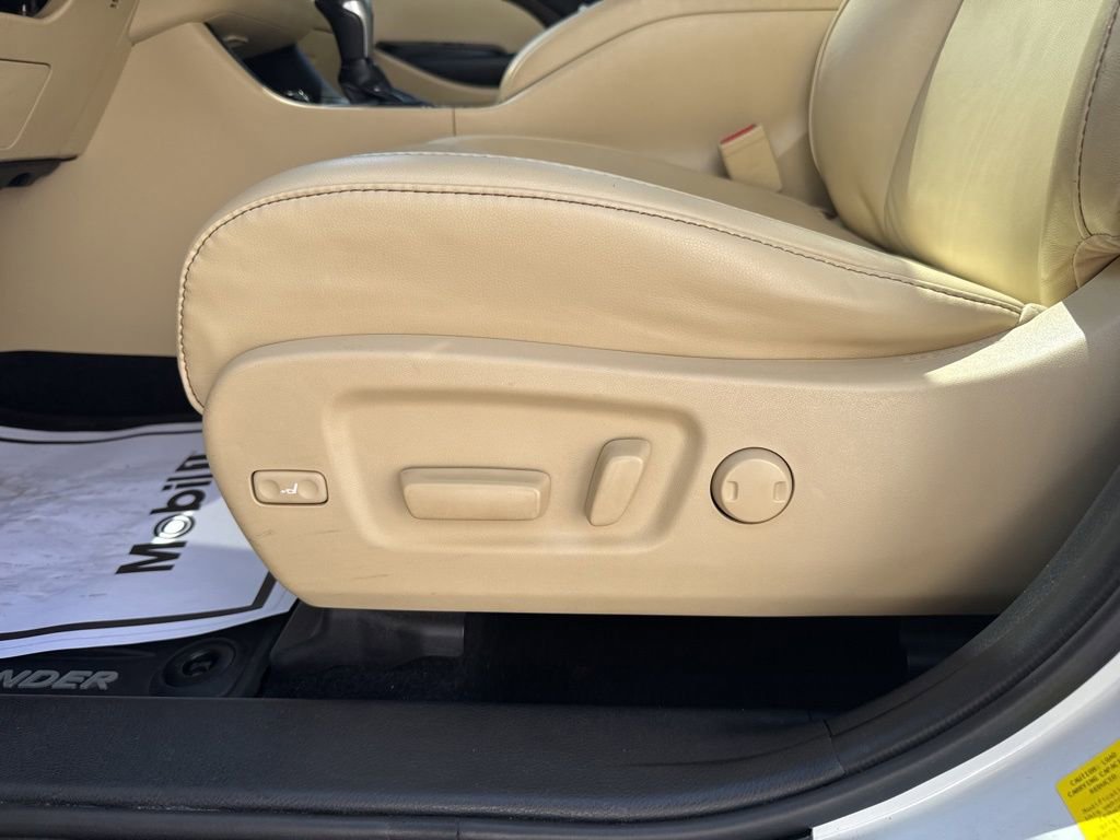 Used 2019 Toyota Highlander XLE AWD/4WD image 18