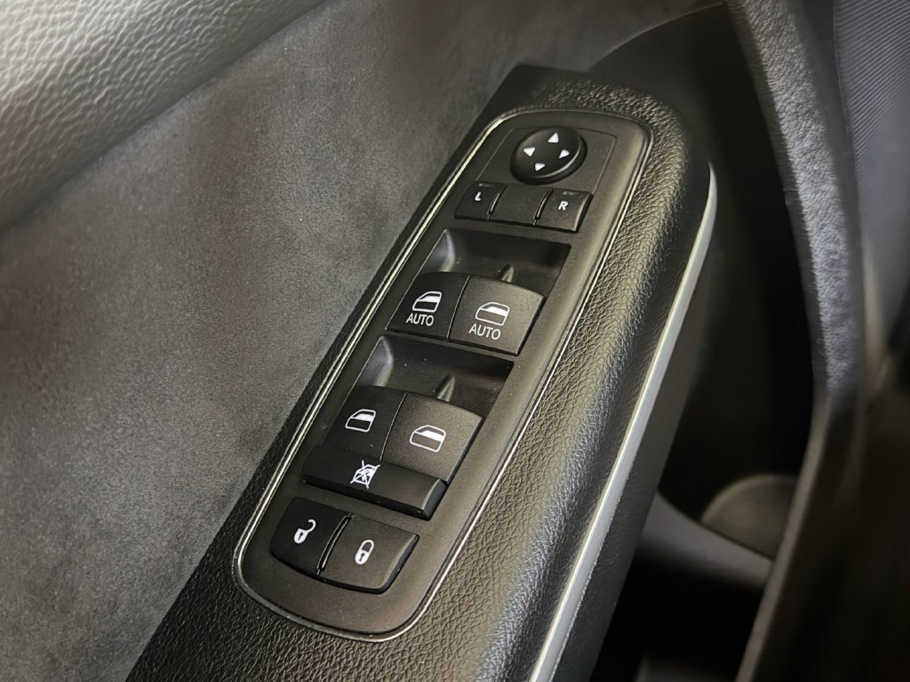 Used 2023 Chrysler 300 C RWD image 33