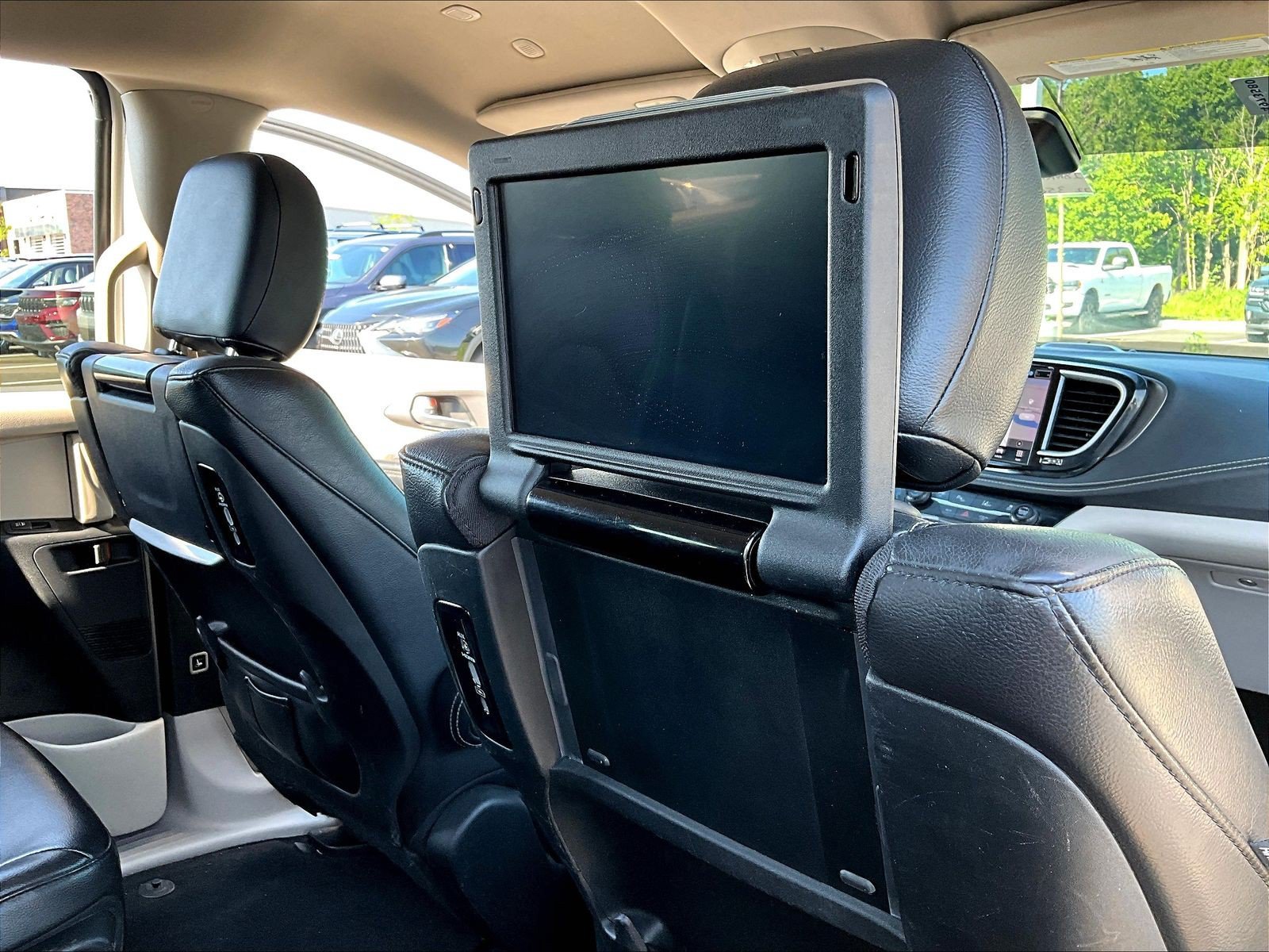 Used 2022 Chrysler Pacifica Touring-L w/ Uconnect Theater Family Group FWD image 31