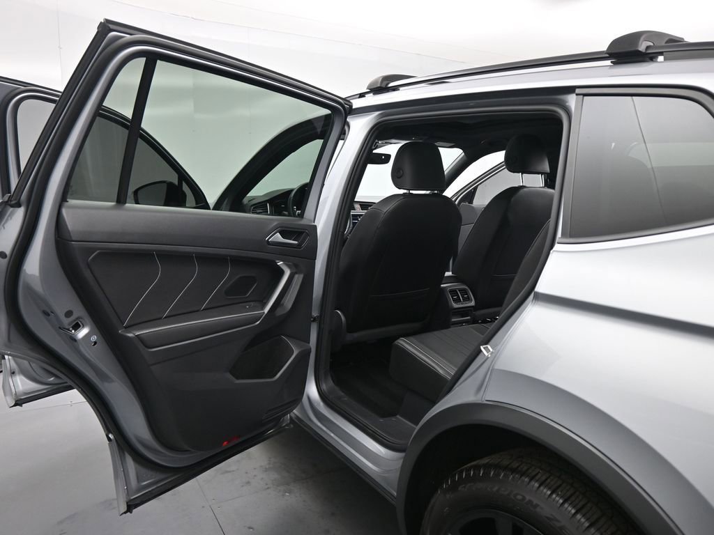 Used 2023 Volkswagen Tiguan SE R-Line image 14