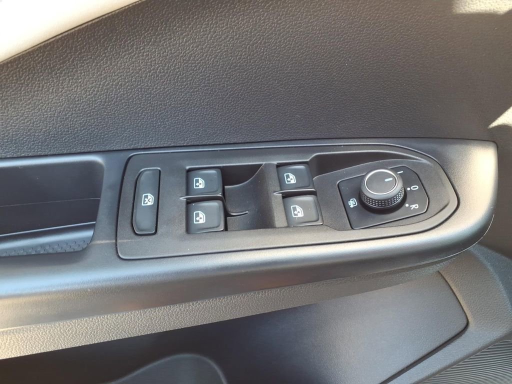 Certified 2025 Volkswagen Taos SE image 21