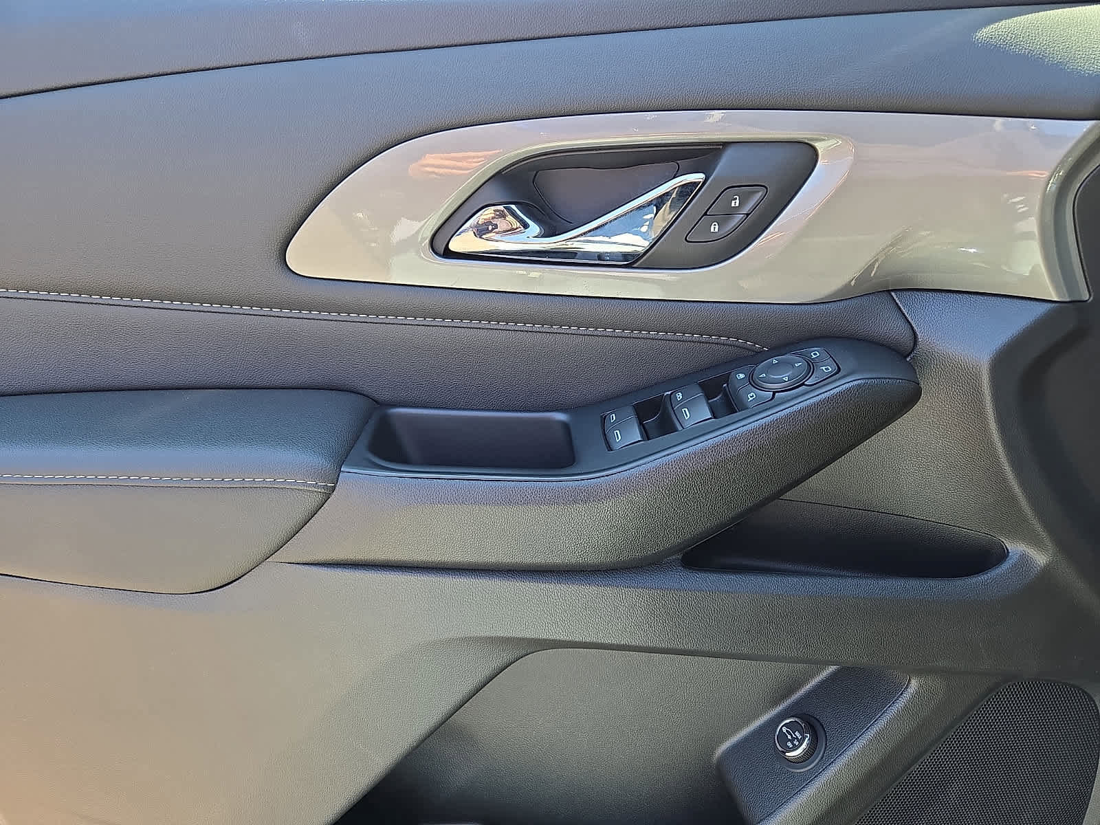 Used 2023 Chevrolet Traverse LT w/ LT Premium Package image 13