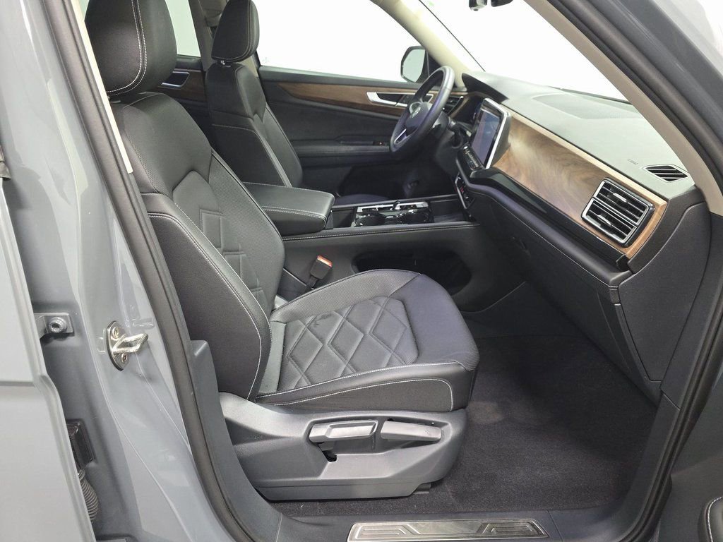 Used 2025 Volkswagen Atlas SE w/ Black Wheel Package image 7