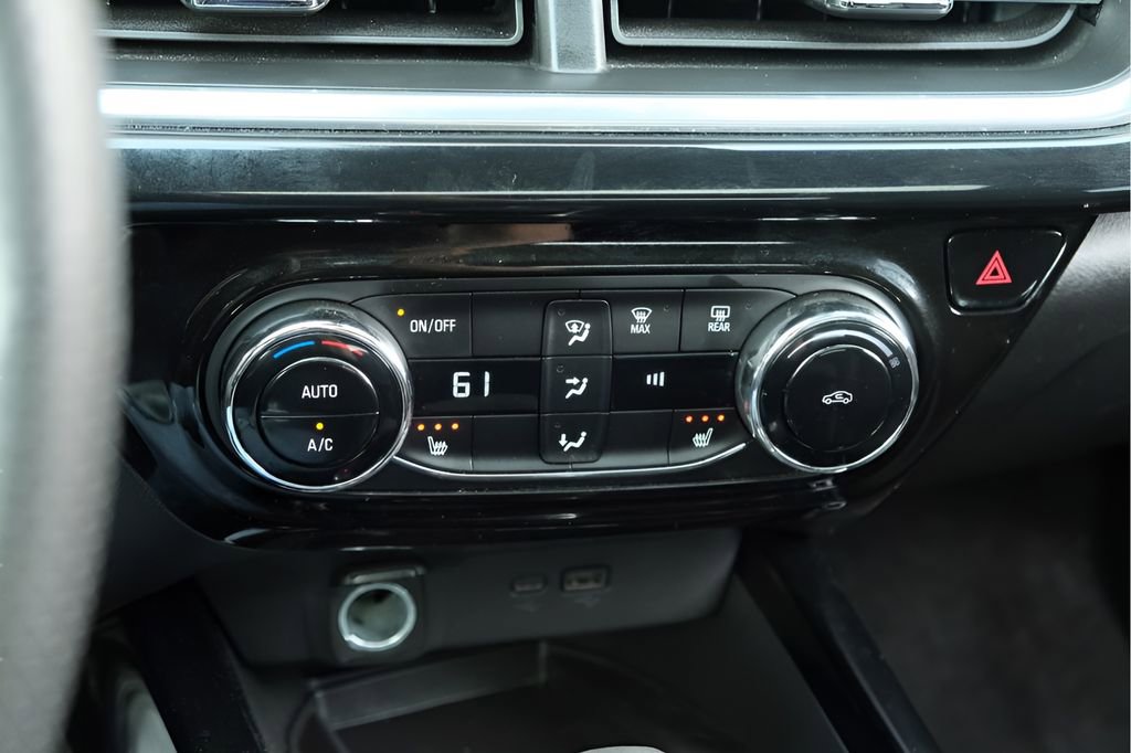 Used 2025 Chevrolet Trax RS w/ Sunroof Package FWD image 15