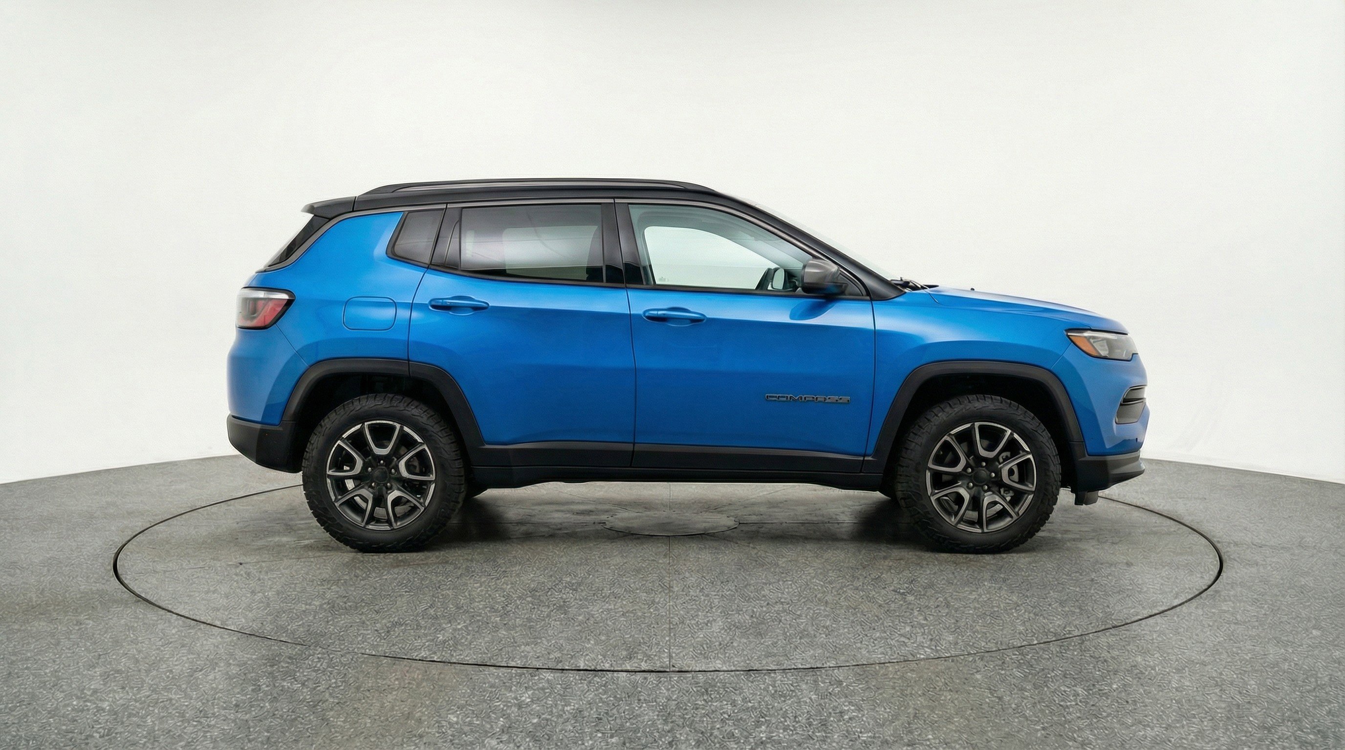 Used 2025 Jeep Compass Trailhawk image 11