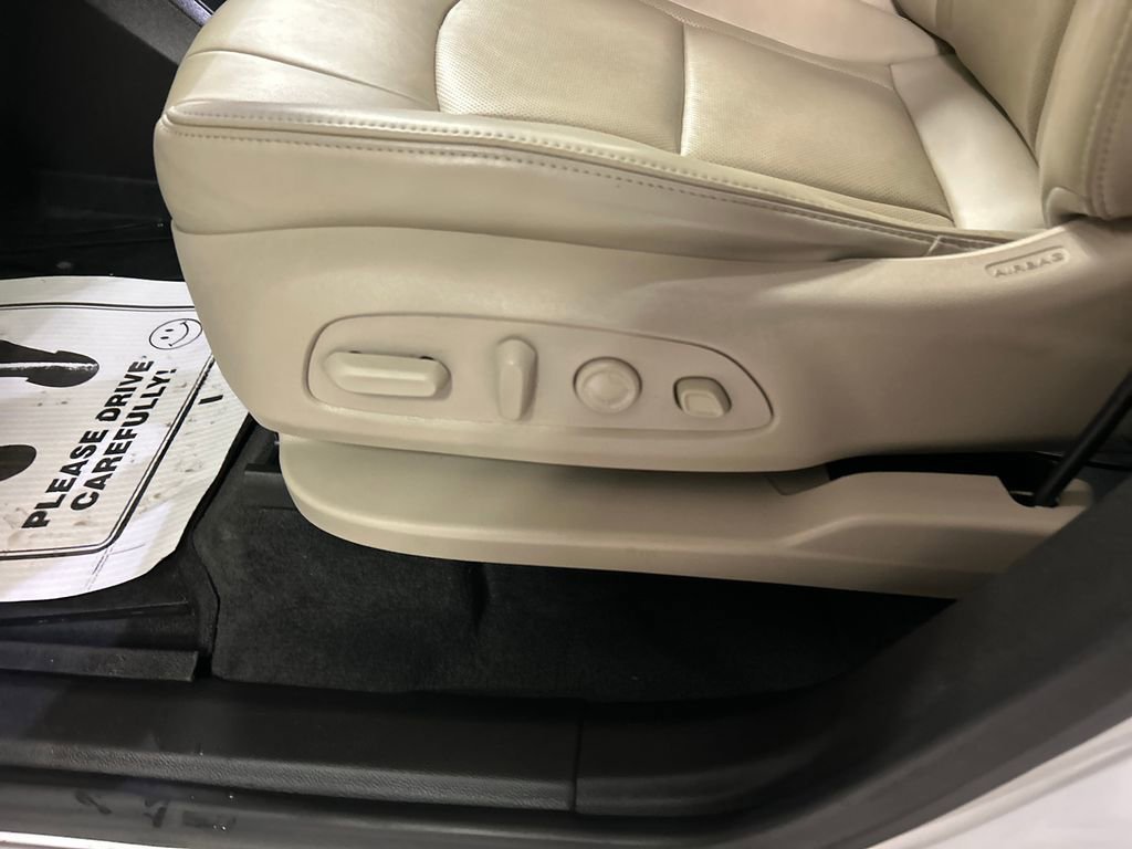 Used 2020 Buick Enclave Premium w/ Sun and Sites Package image 13