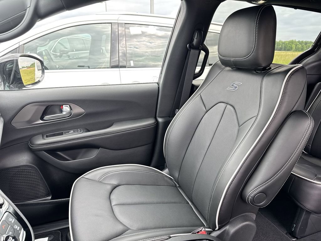 New 2027 Chrysler Pacifica Limited AWD/4WD image 26
