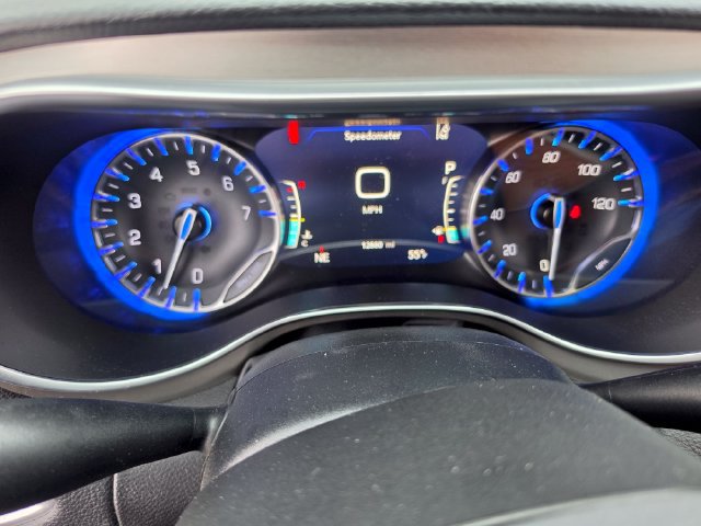 Used 2025 Chrysler Pacifica Pinnacle FWD image 19