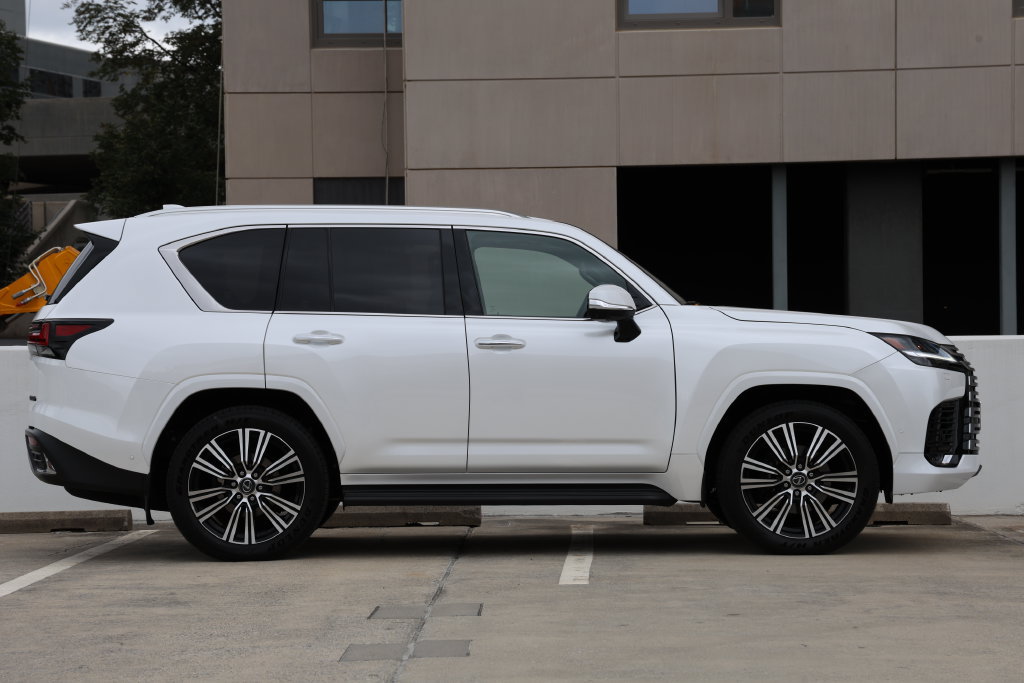 Used 2026 Lexus LX 700h Luxury AWD/4WD image 3