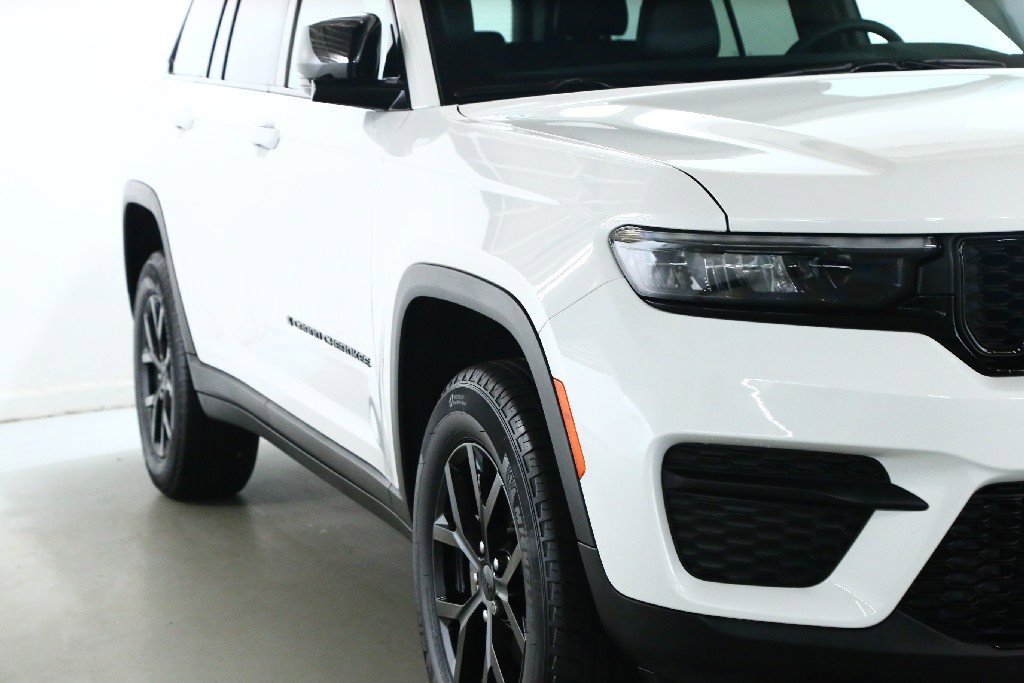 Used 2025 Jeep Grand Cherokee Altitude image 9