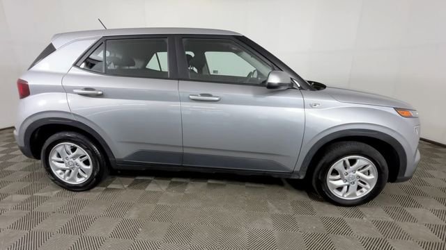 Used 2025 Hyundai Venue SE FWD image 3