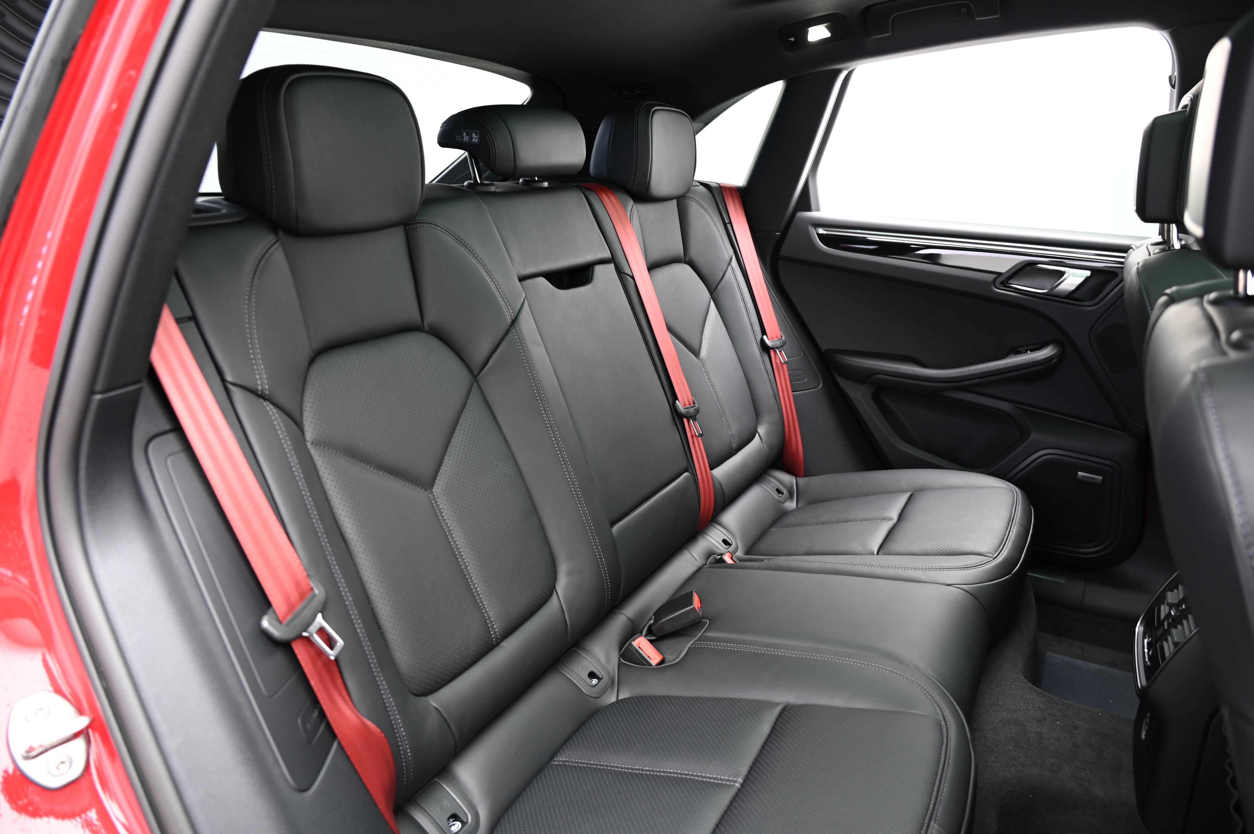 Used 2025 Porsche Macan image 25