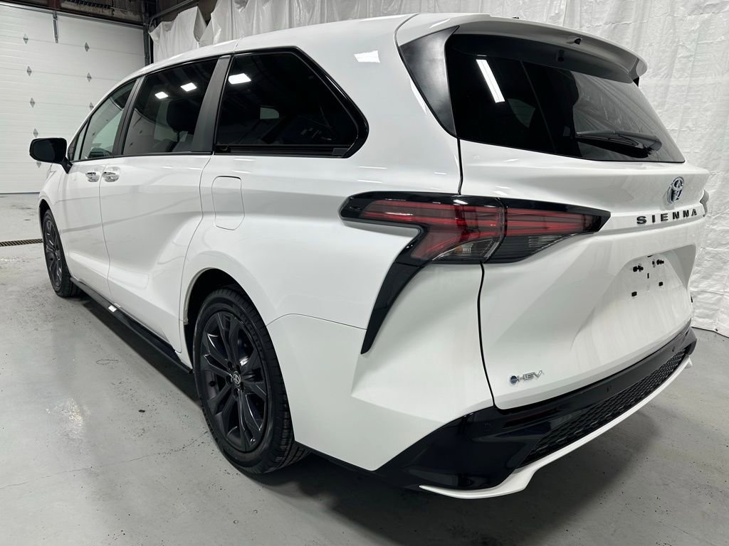 Used 2025 Toyota Sienna XSE image 5