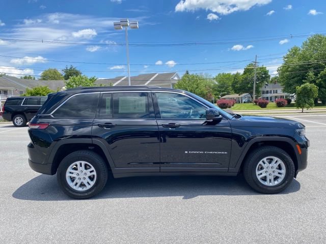 Used 2024 Jeep Grand Cherokee Laredo AWD/4WD image 6