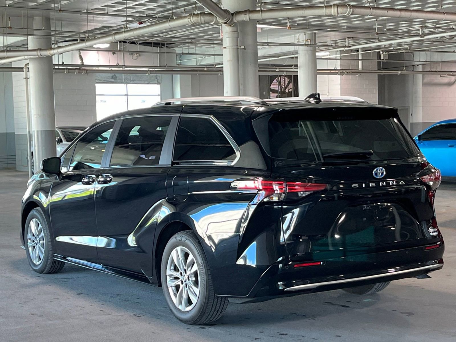 Used 2023 Toyota Sienna Limited FWD image 7