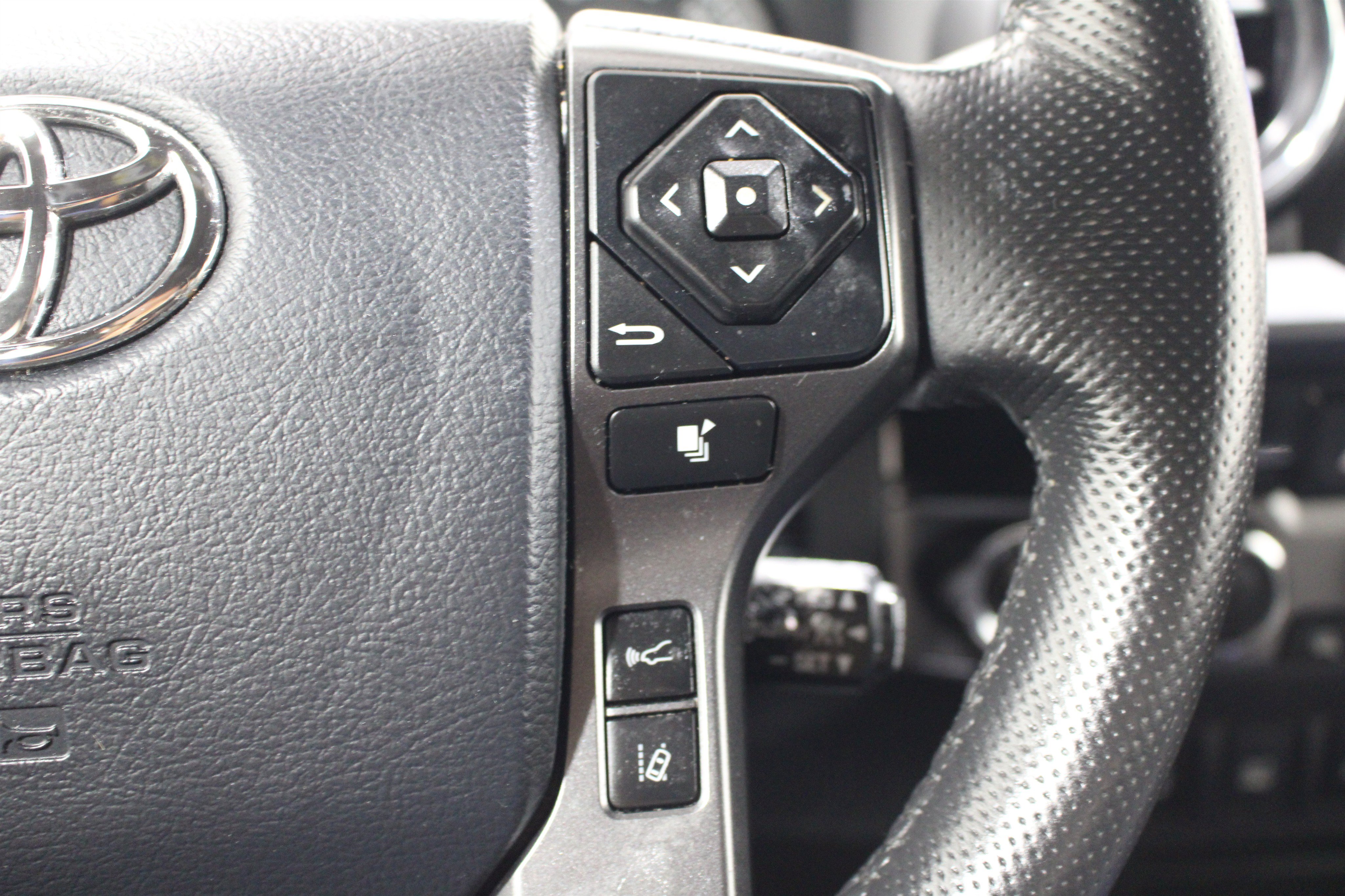 Used 2018 Toyota Tacoma TRD Off-Road w/ Technology Package AWD/4WD image 12