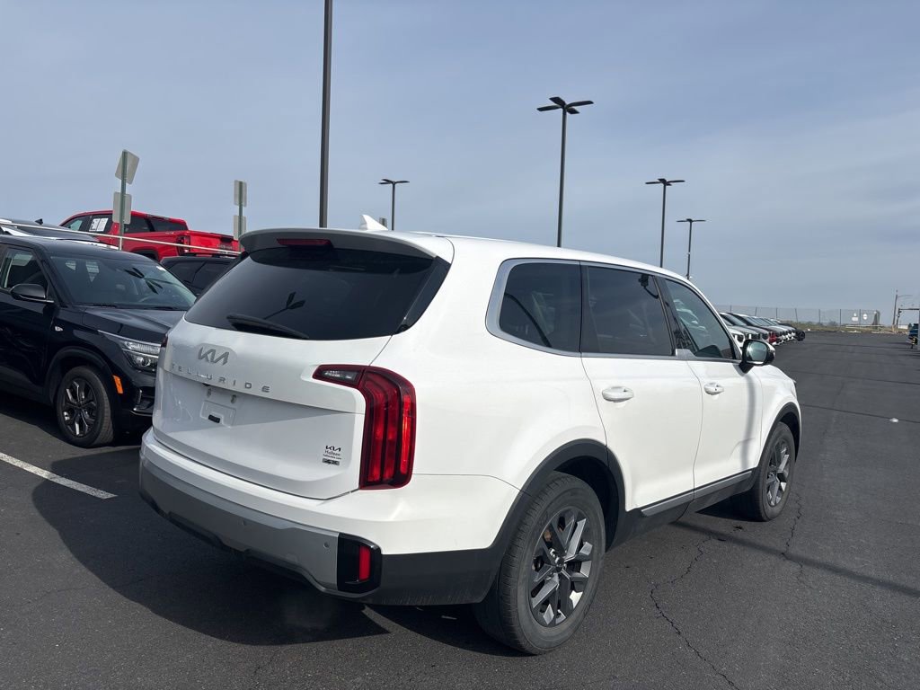 Used 2023 Kia Telluride LX image 2