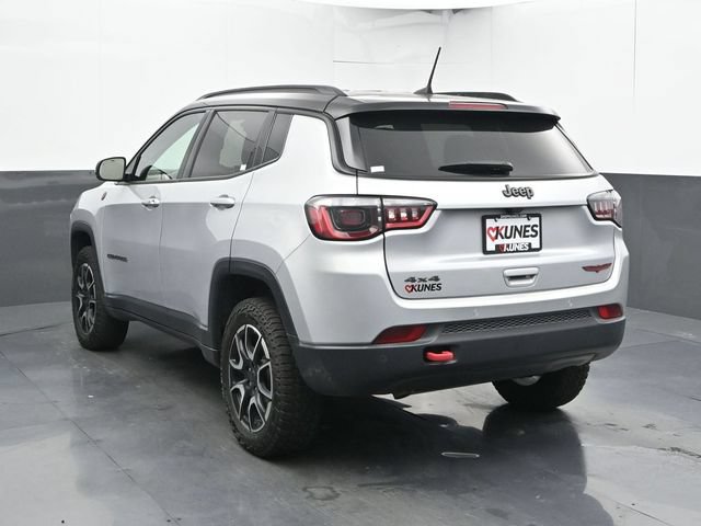 Used 2025 Jeep Compass Trailhawk AWD/4WD image 11