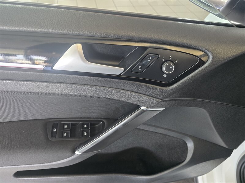 Used 2017 Volkswagen Golf 4-Door FWD image 17