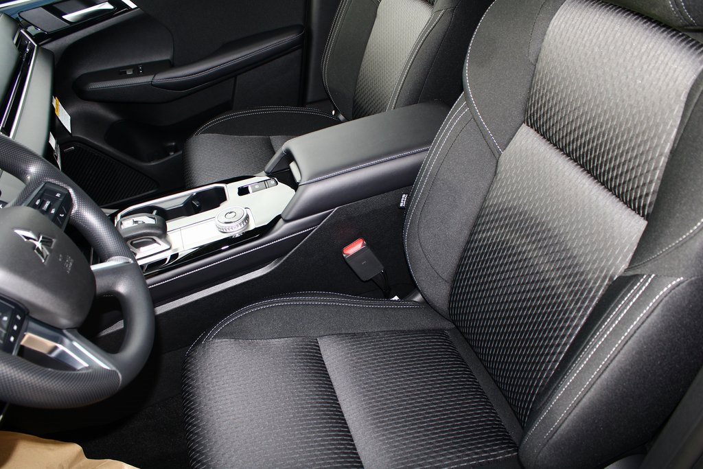 New 2026 Mitsubishi Outlander ES image 3