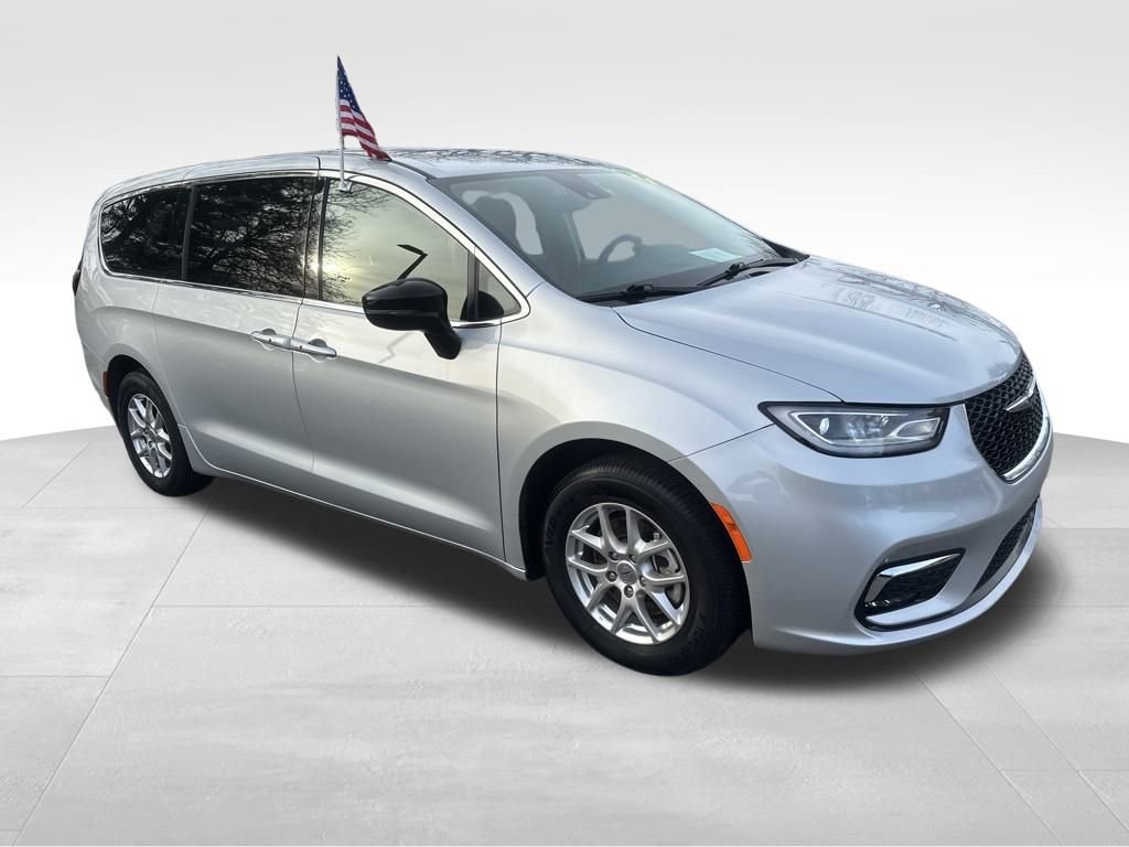 Used 2024 Chrysler Pacifica Touring-L image 28