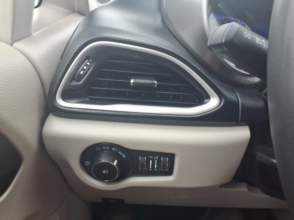 Used 2023 Chrysler Pacifica Touring-L image 14