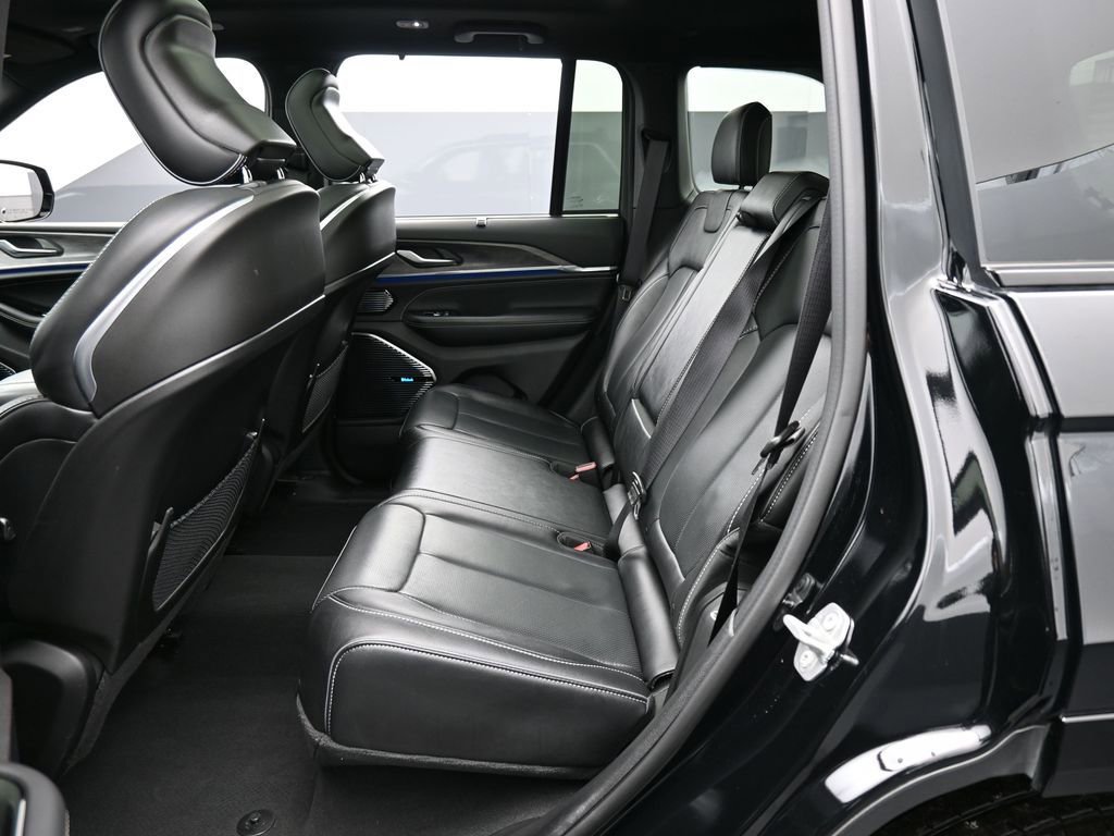 Used 2024 Jeep Grand Cherokee Overland w/ Luxury Tech Group IV image 36