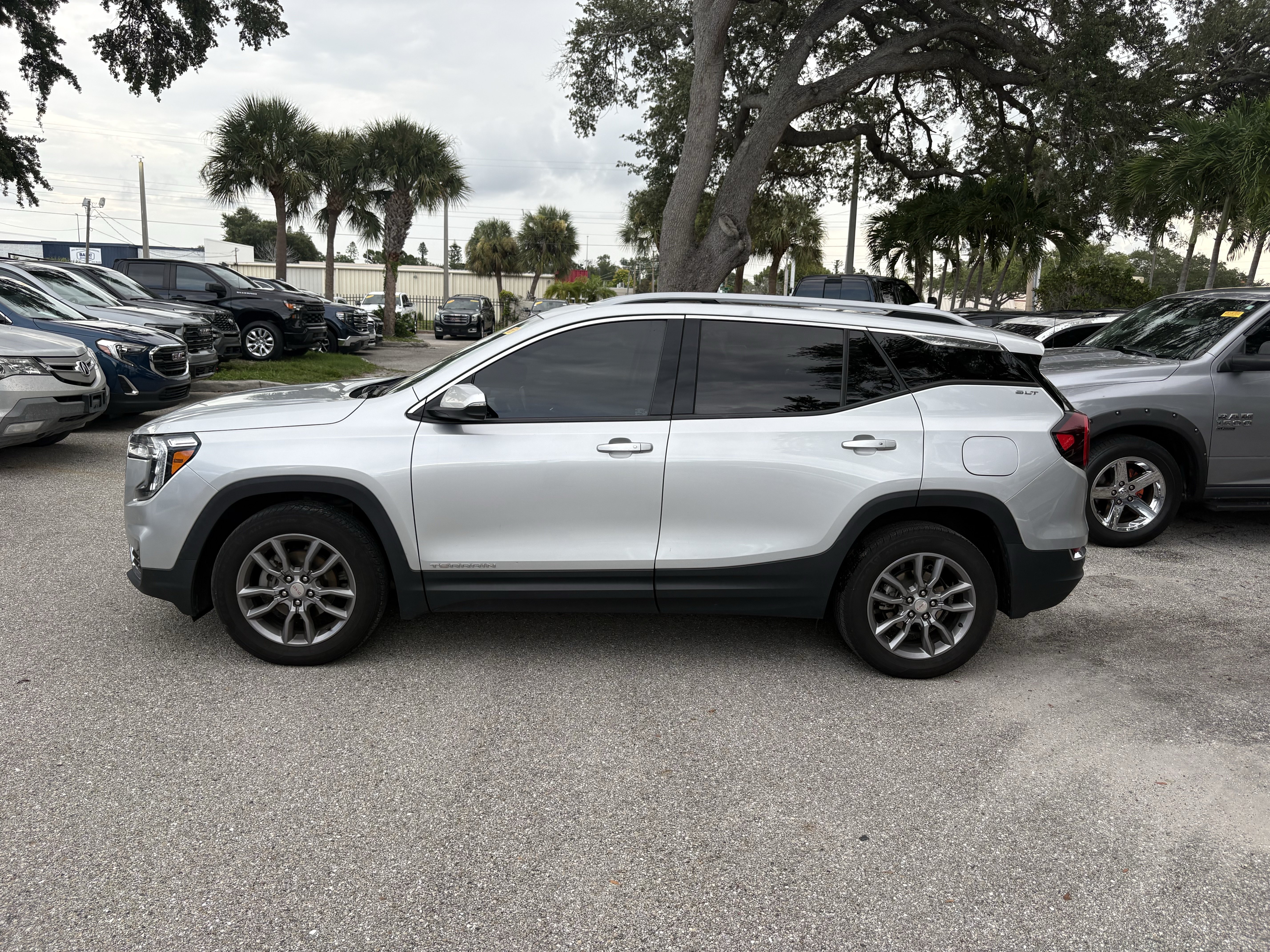 Used 2022 GMC Terrain SLT AWD/4WD image 4