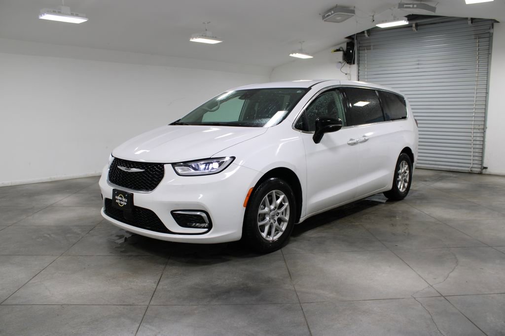 Used 2024 Chrysler Pacifica Touring-L image 4