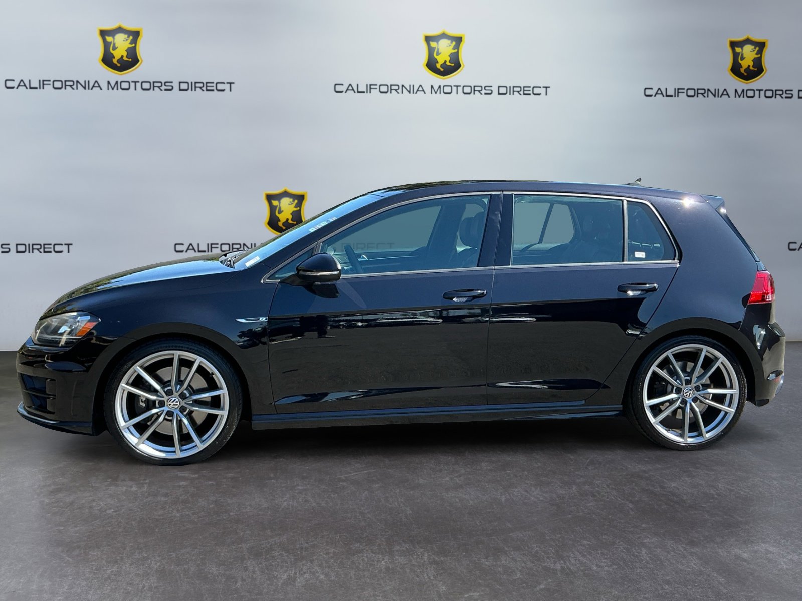 Used 2017 Volkswagen Golf R 4-Door image 8