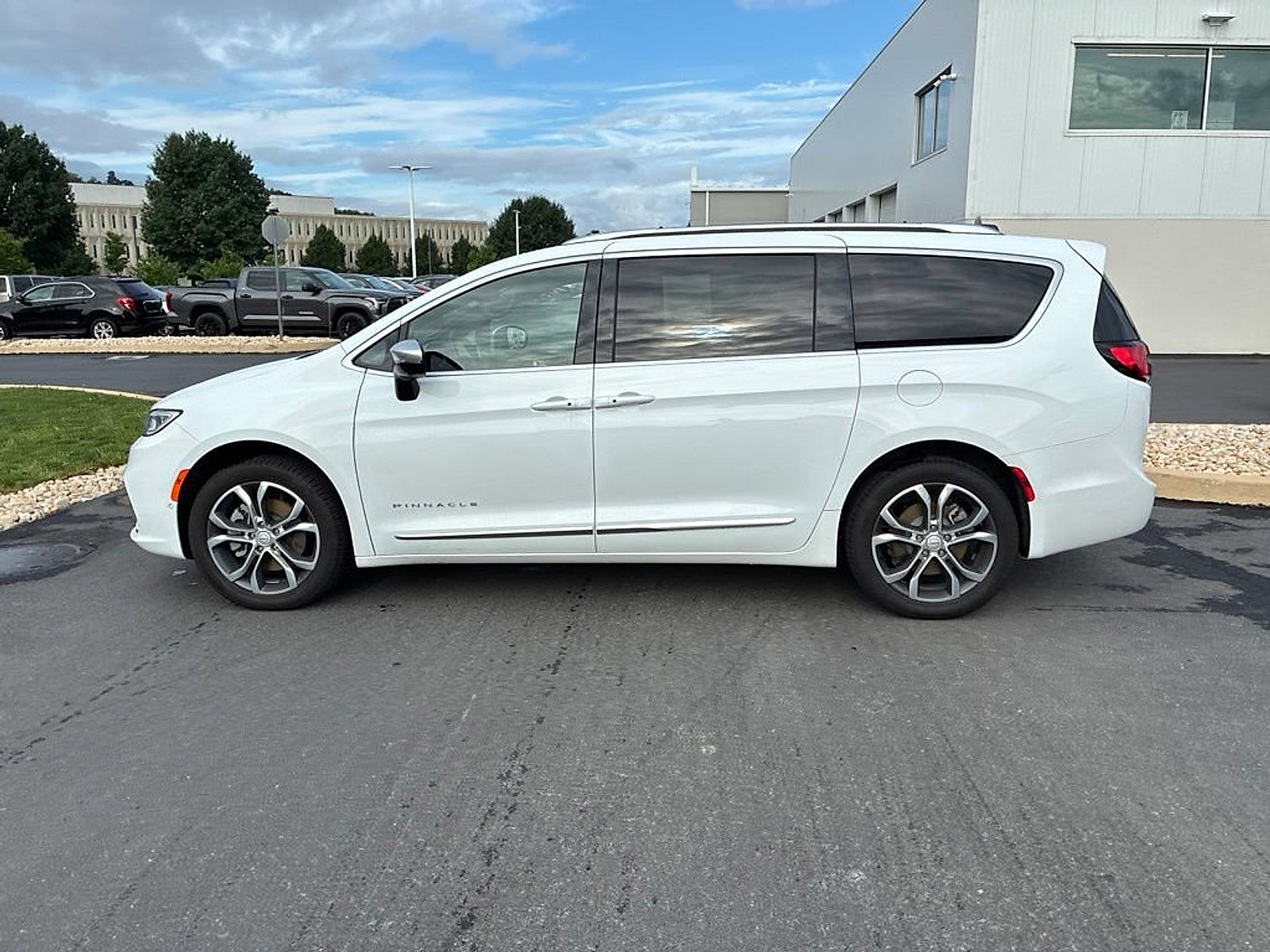Used 2026 Chrysler Pacifica Pinnacle AWD/4WD image 22