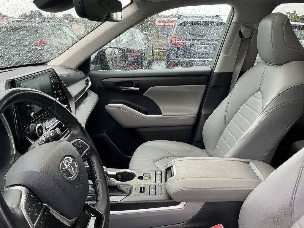 Used 2020 Toyota Highlander XLE AWD/4WD image 11