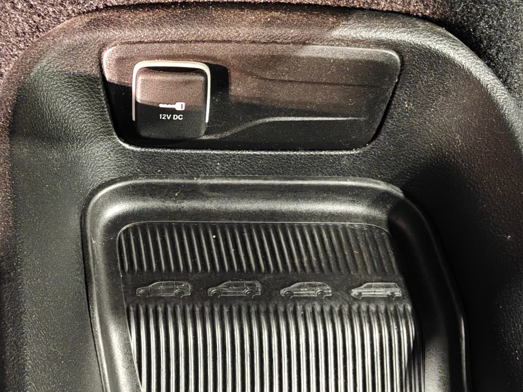 Used 2025 Chrysler Pacifica Select image 59