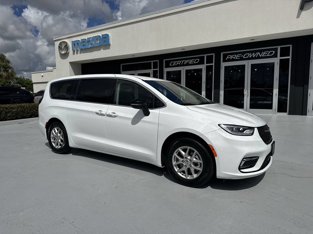 Used 2024 Chrysler Pacifica Touring-L FWD image 6