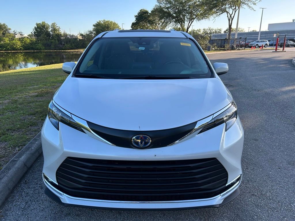 Used 2024 Toyota Sienna XLE FWD image 8