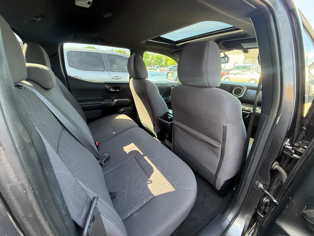 Used 2017 Toyota Tacoma TRD Off-Road w/ Premium & Technology Package AWD/4WD image 25