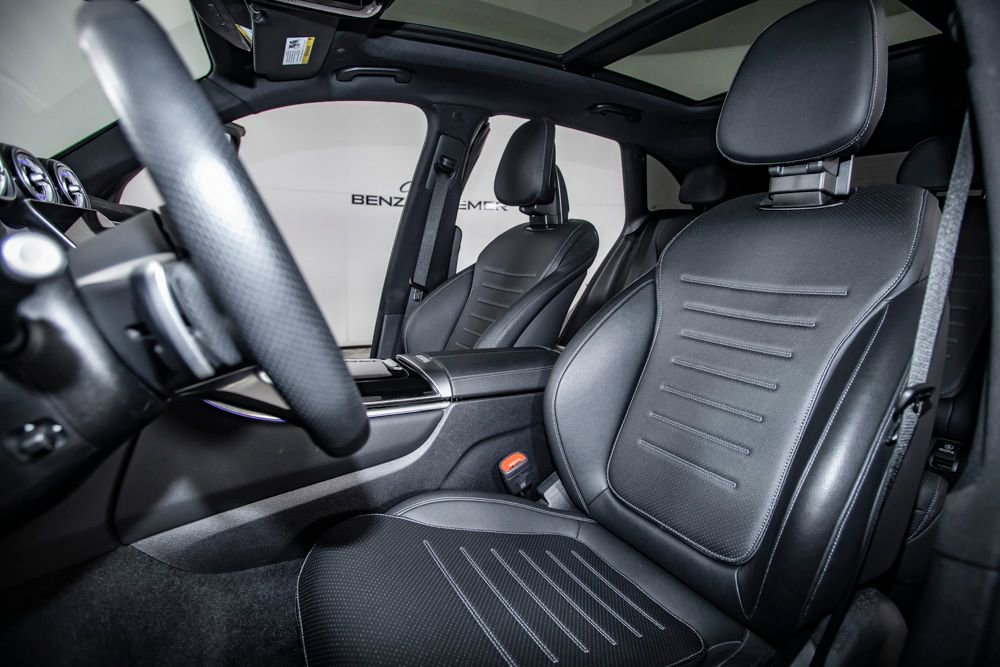 Used 2025 Mercedes-Benz GLC 300 4MATIC w/ AMG Line image 13