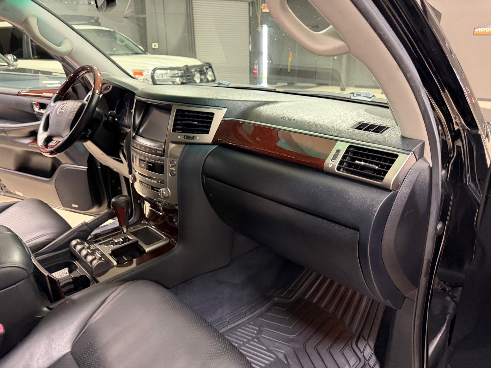 Used 2013 Lexus LX 570 4WD w/ Luxury Pkg w/Pre-crash image 29