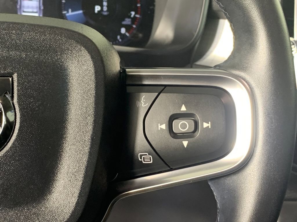 Used 2022 Volvo XC40 T5 Momentum image 21