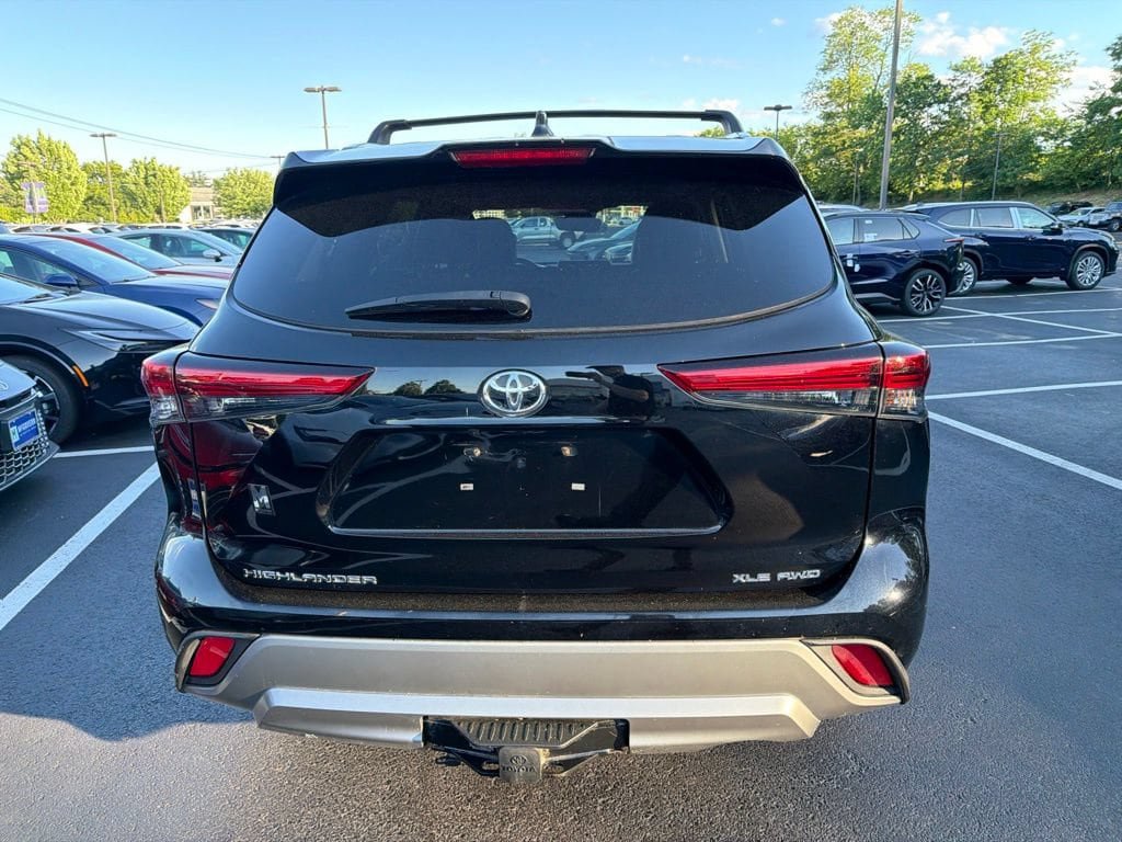 Used 2021 Toyota Highlander XLE AWD/4WD image 7