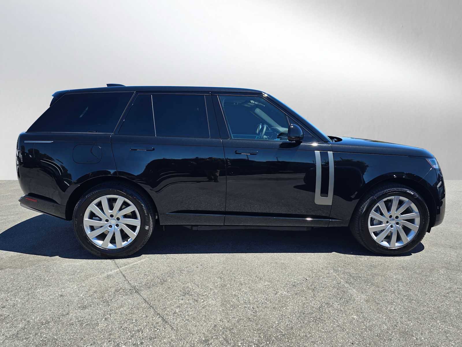 New 2025 Land Rover Range Rover SE image 6