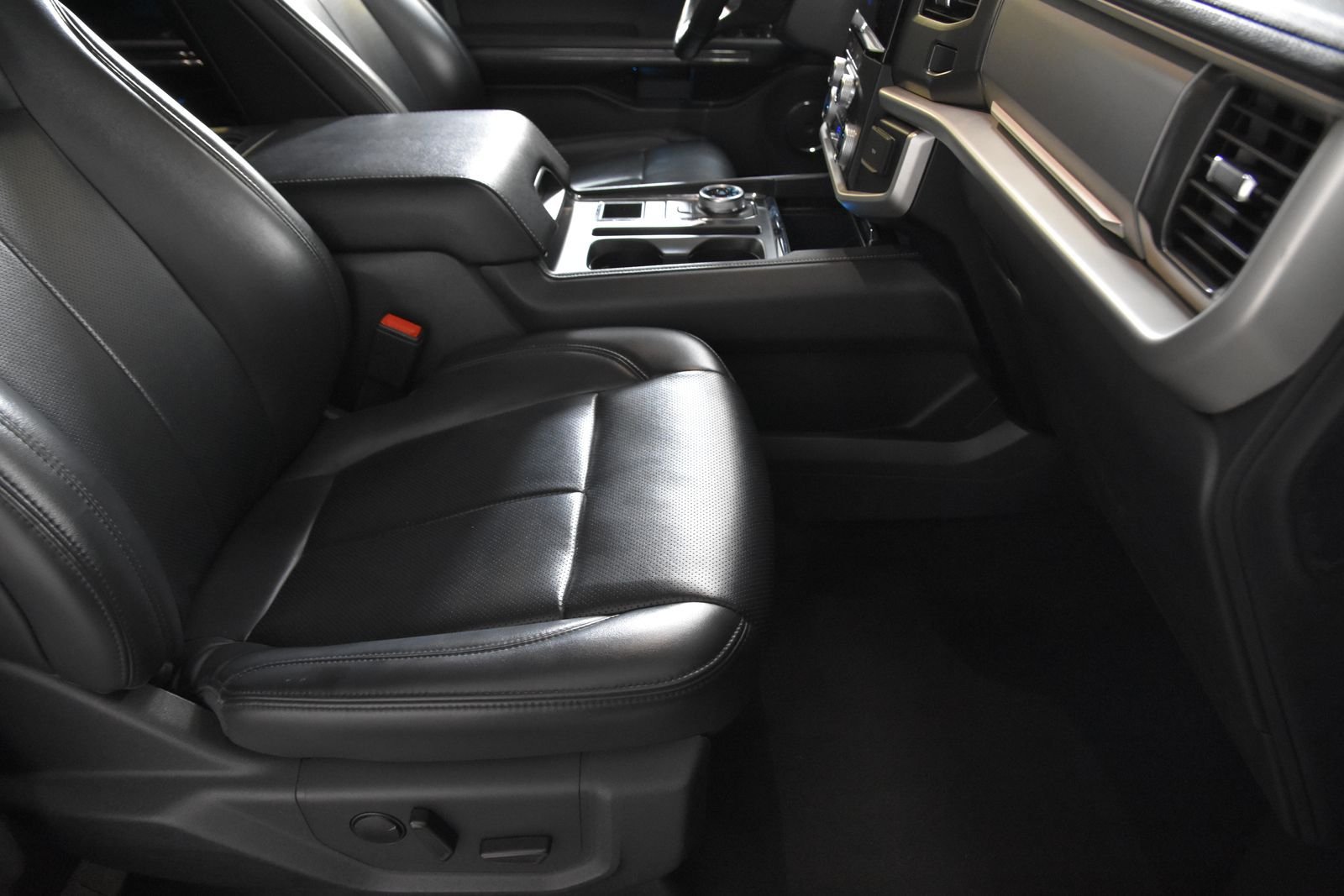 Used 2024 Ford Expedition XLT RWD image 37