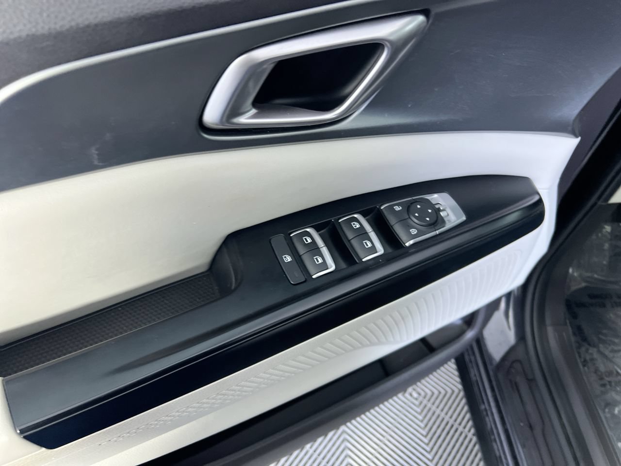 Certified 2024 Kia Carnival LX FWD image 13