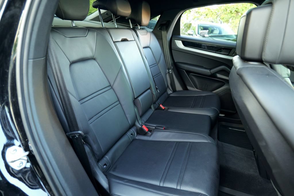 Used 2024 Porsche Cayenne Coupe AWD/4WD image 33