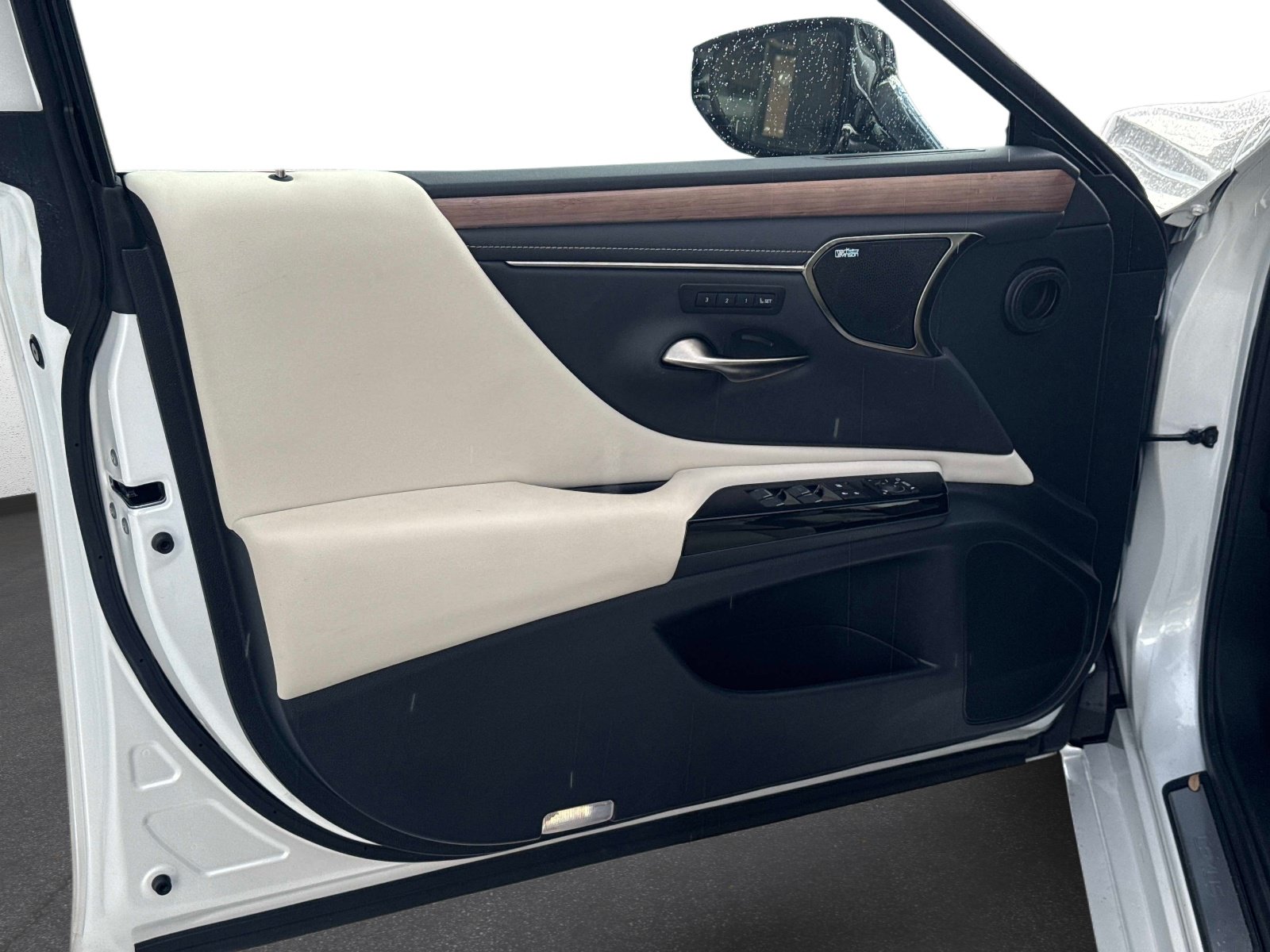 Certified 2023 Lexus ES 300h Ultra Luxury w/ Accessory Package (Z2) FWD image 17