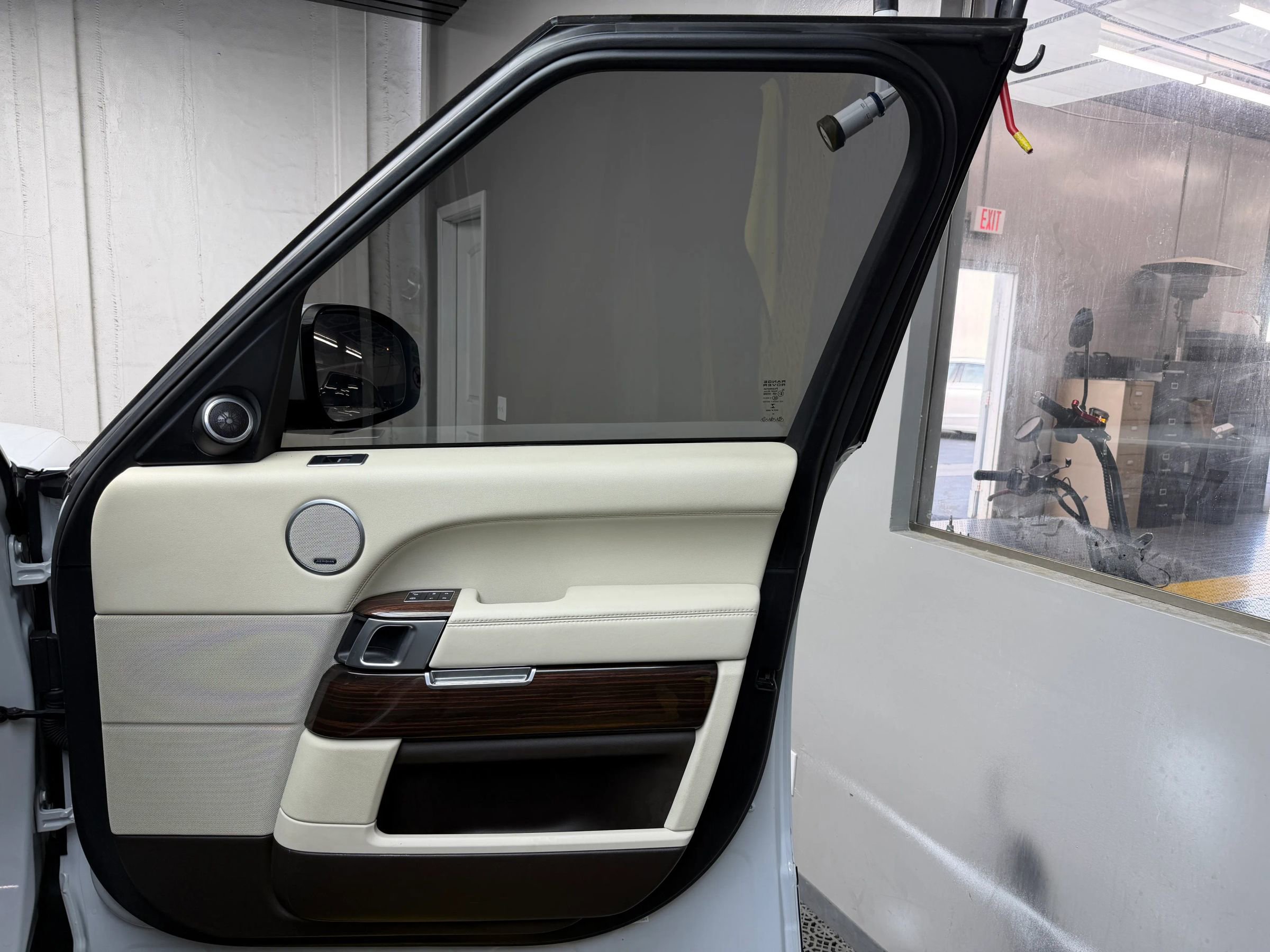 Used 2017 Land Rover Range Rover HSE image 24