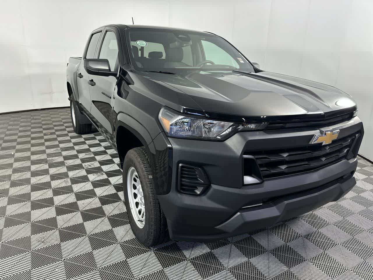 Used 2026 Chevrolet Colorado W/T RWD image 2
