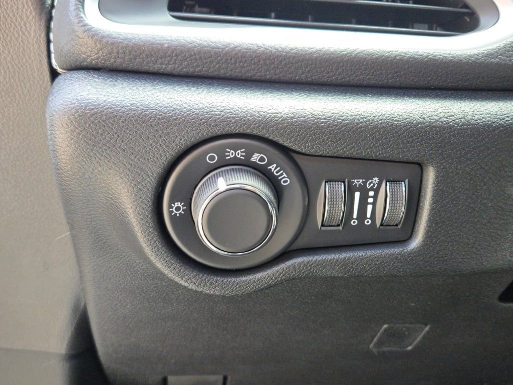 New 2027 Chrysler Pacifica Select FWD image 26