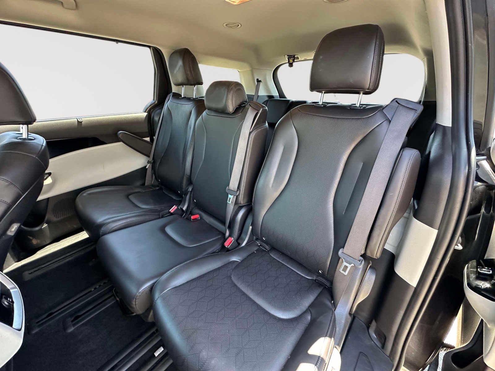 Used 2024 Kia Carnival EX FWD image 24