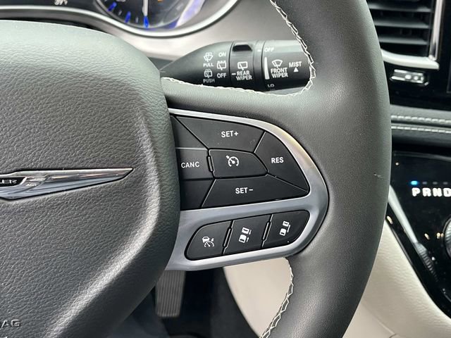 Used 2023 Chrysler Pacifica Touring-L AWD/4WD image 33